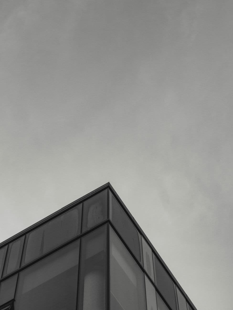 Glasfassade eines modernen Bürogebäudes von unten