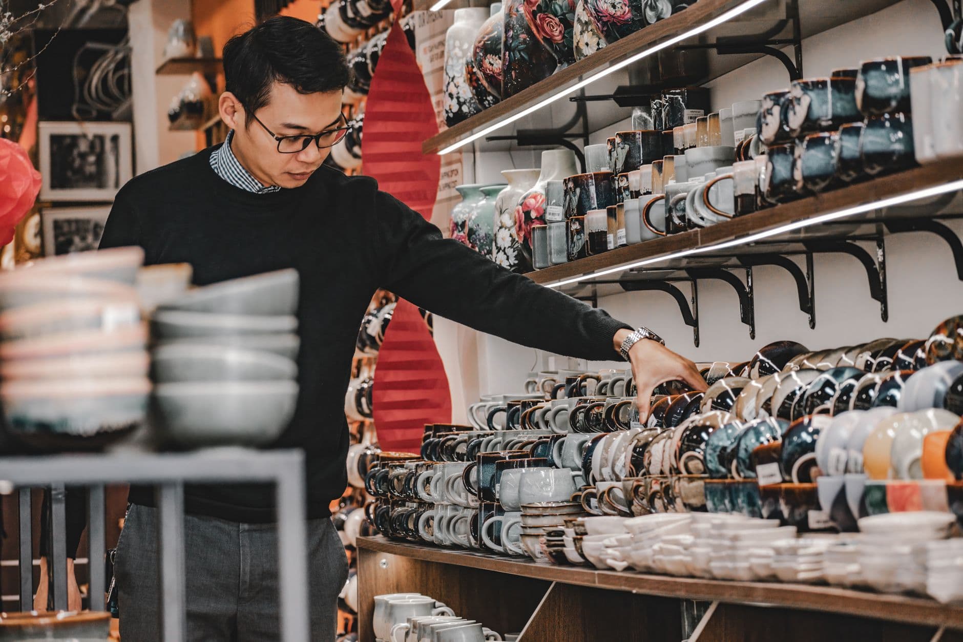 Regale mit Keramik im ACHT Concept Store