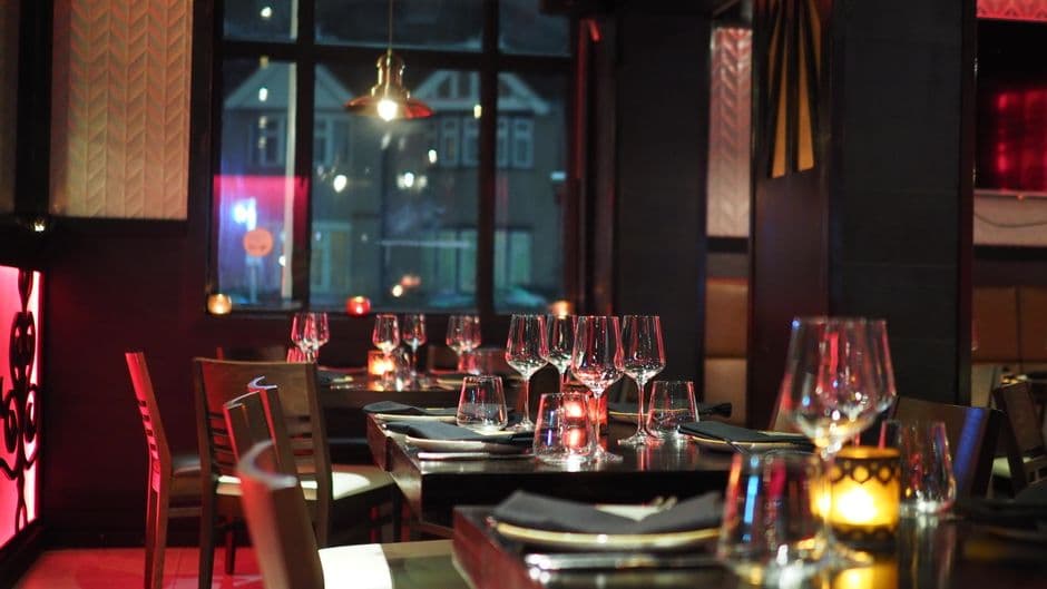 Gedeckter Tisch im warmen Licht