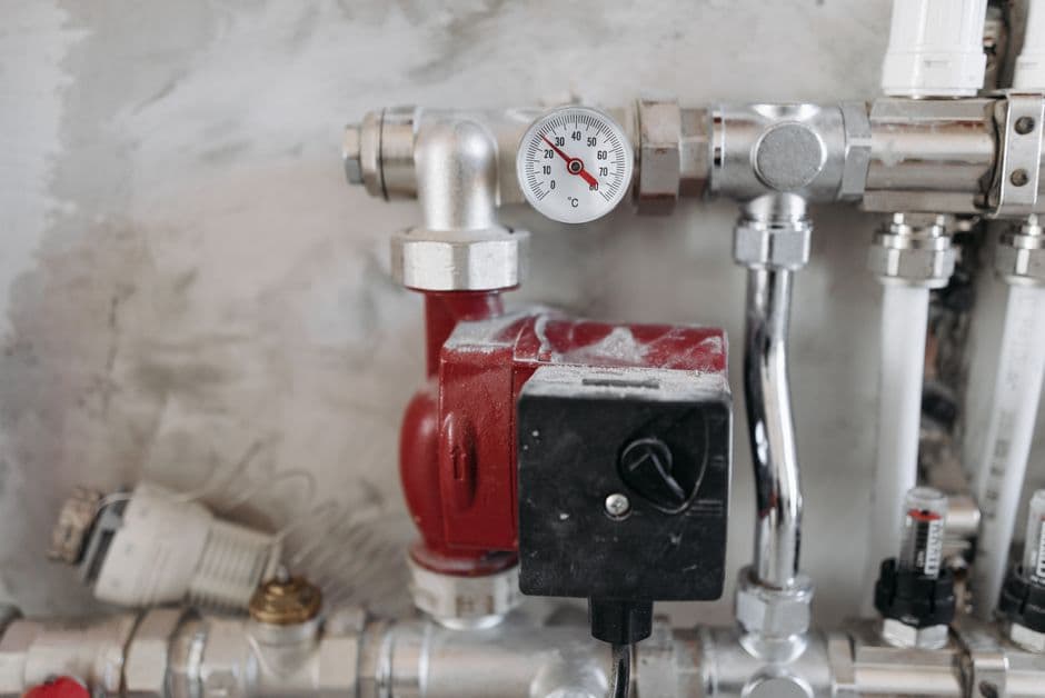 Neue Heizungsverteilung mit Pumpe und Thermometer